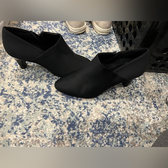 Womens black heals - Picture 5 of 5